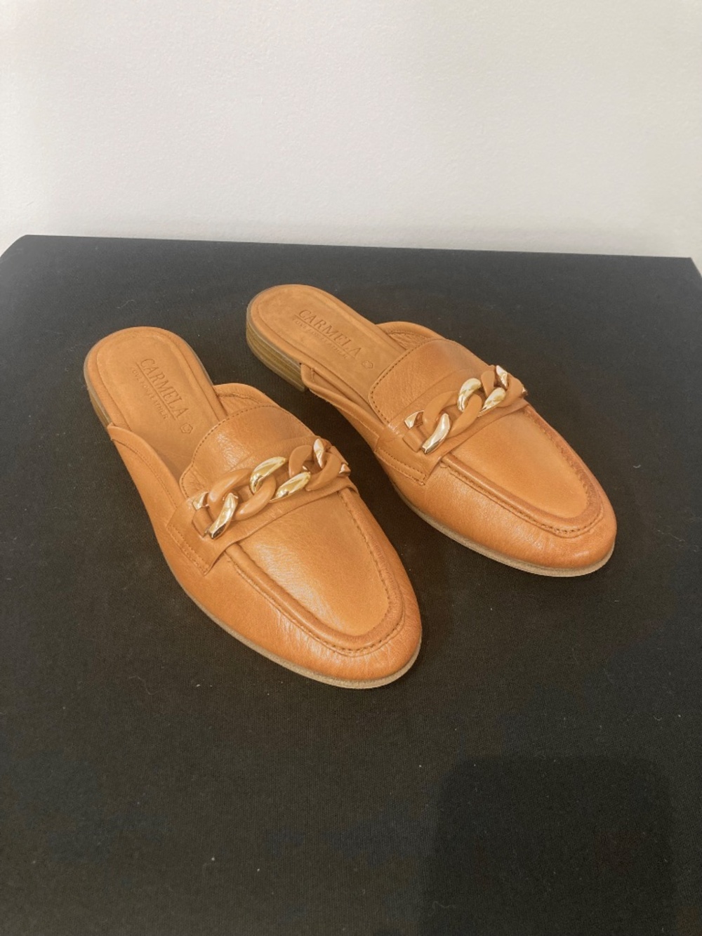 Carmela Tan Mules with Chain detail NWOT Size 38 - Picture 2 of 9